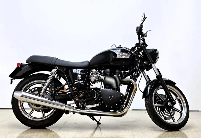 TRIUMPH BONNEVILLE 900 T100 - Imagen 5